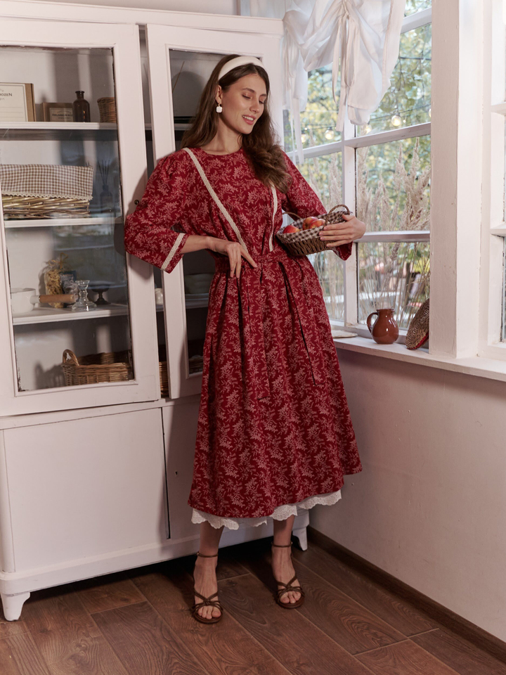 Платье с кружевом по груди