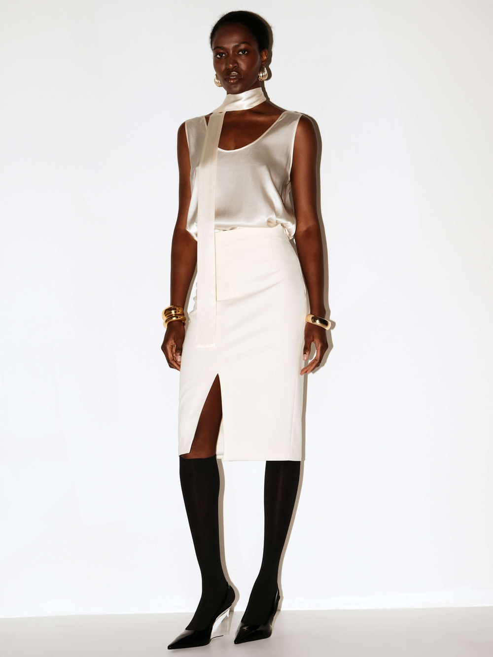 Топ с глубоким вырезом из натурального шелка с шарфиком