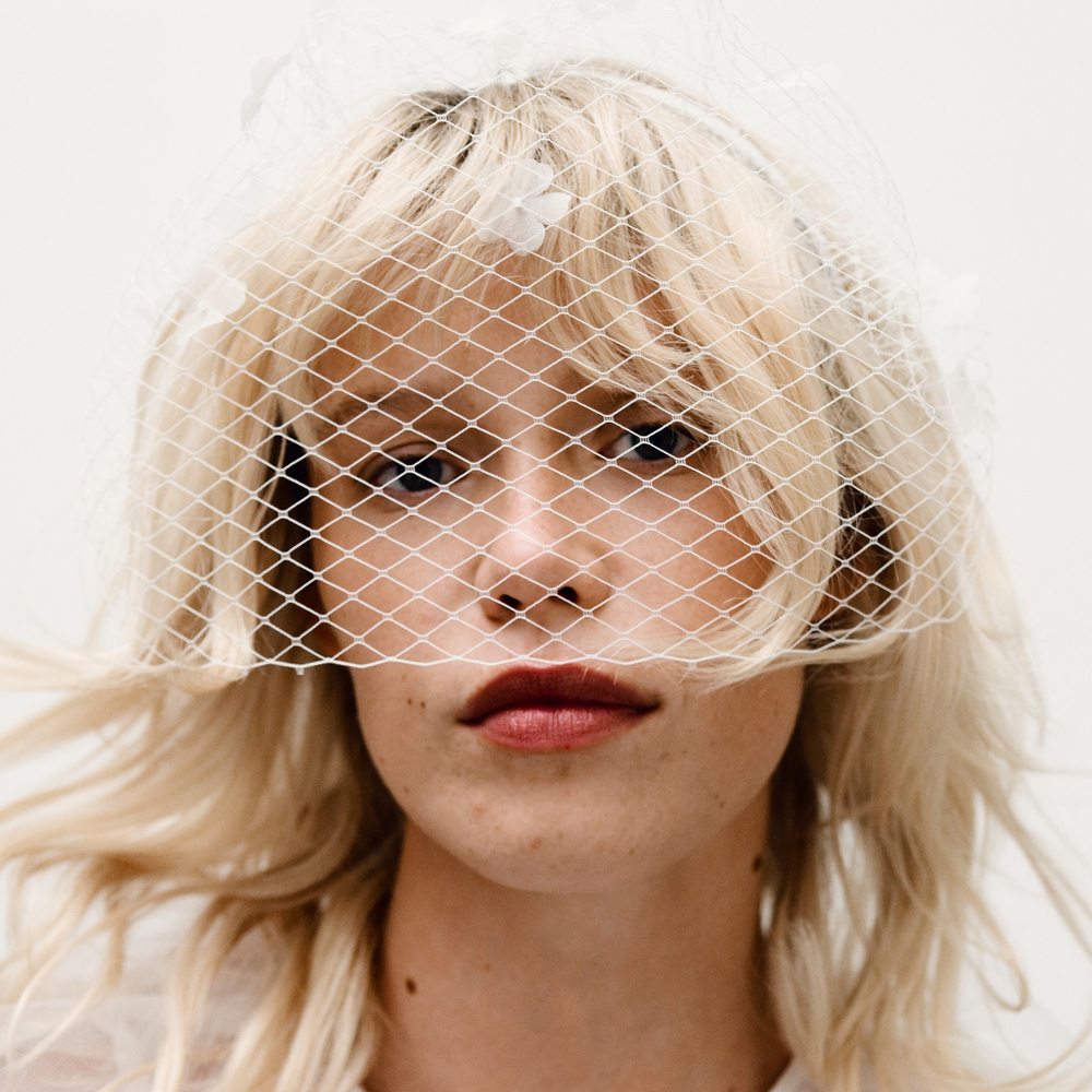 Вуаль с белыми шелковыми цветами