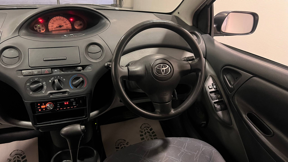 Toyota Vitz, 2004 год