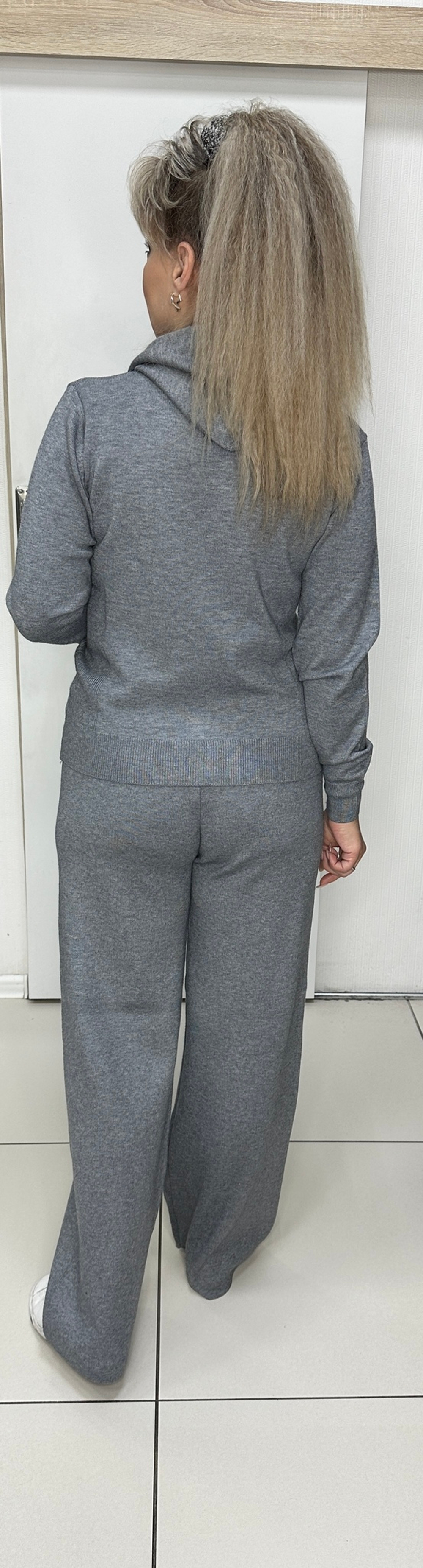 Серый теплый костюм с брюками палаццо