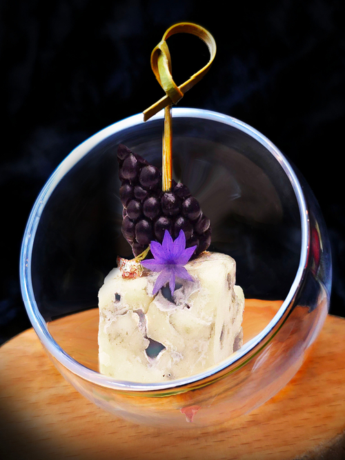 Канапе с сыром "Дор Блю" и еживикой