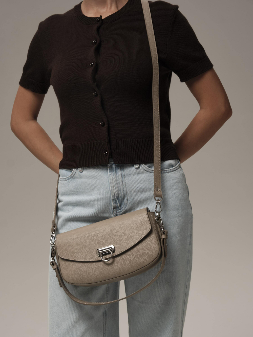 Сумка кожаная на плечо кросс-боди бежевый латте