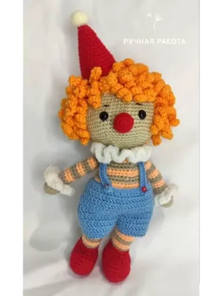 Вязаная игрушка "Милый клоун"