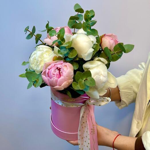 7 разноцветных пионов с эвкалиптом в шляпной коробке. Цветы в коробке 024 Chalet Green