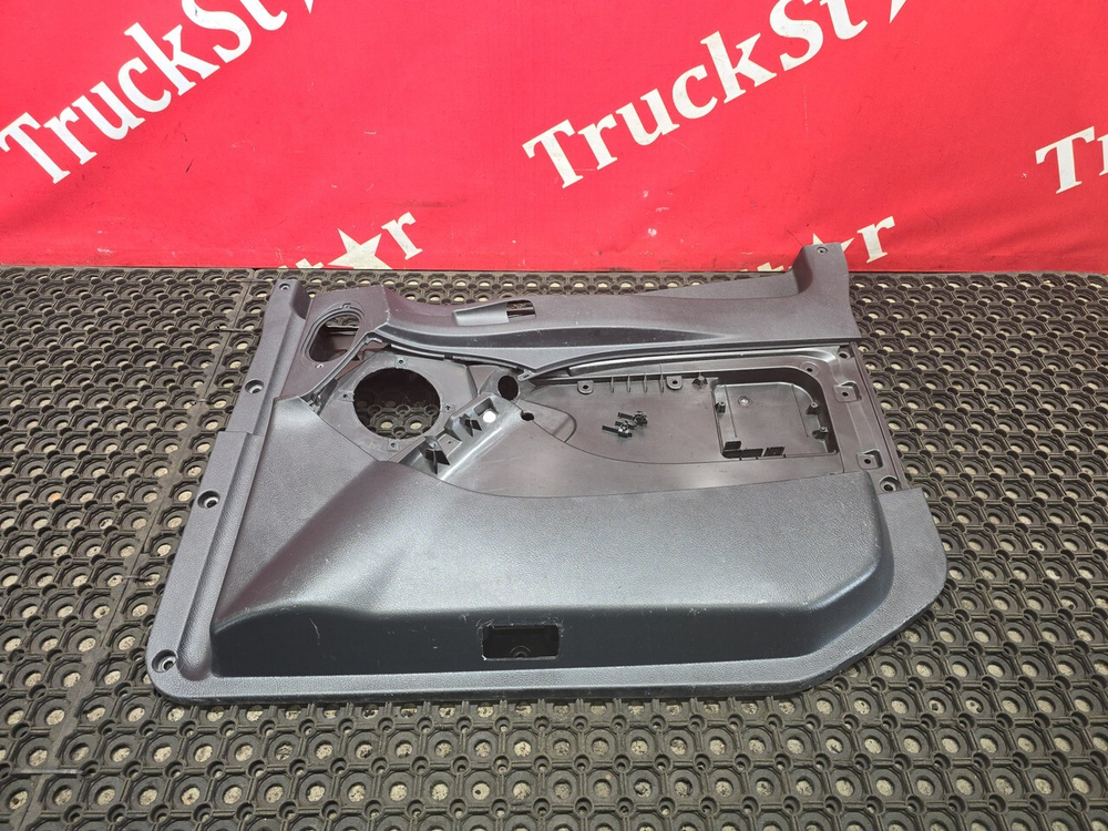 Обшивка двери правой 2023 г