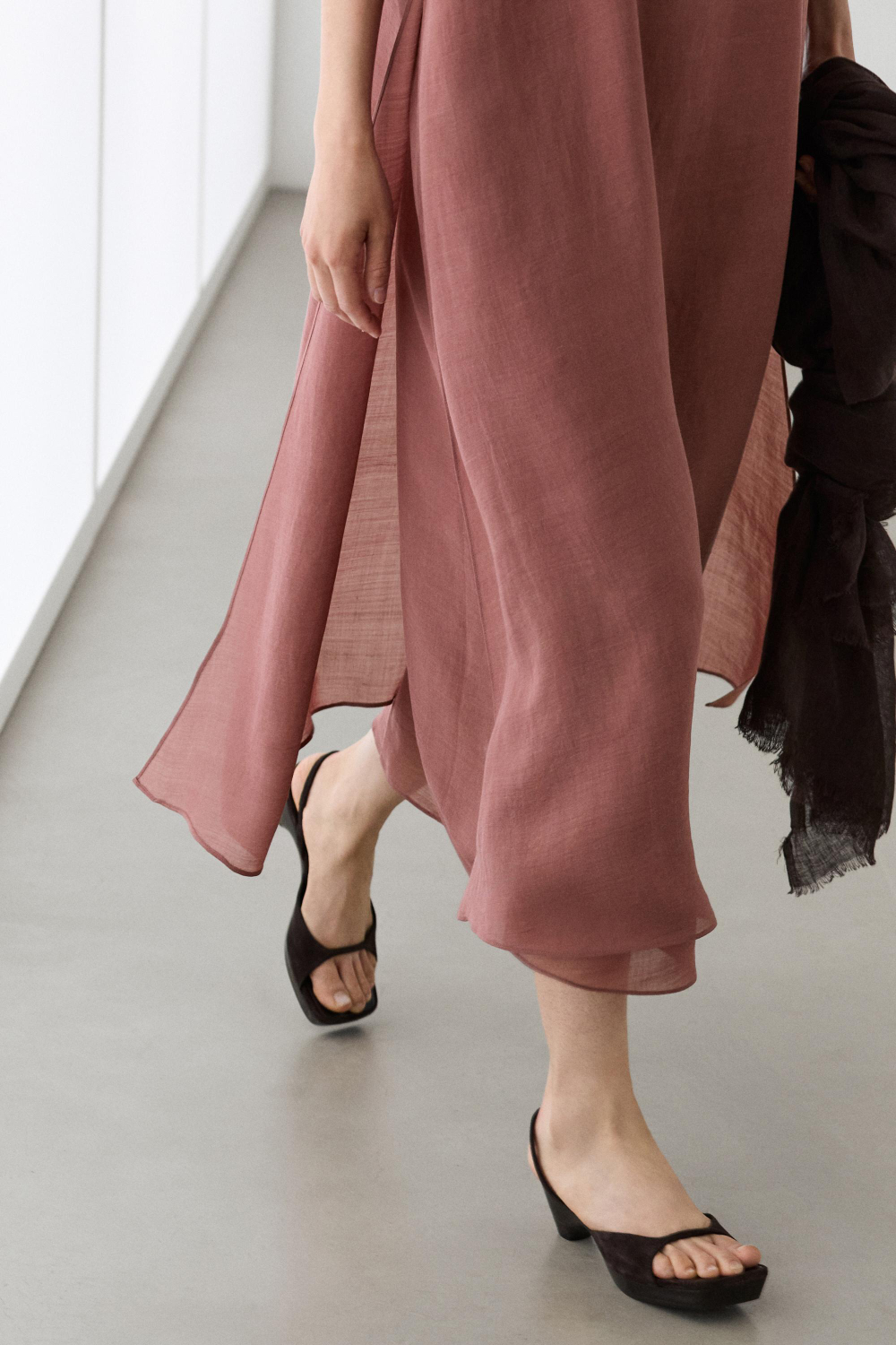 Massimo Dutti Двухслойное струящееся платье миди, глиняный