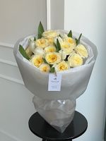 Сборный букет из  кустовой пионовидной розы и тюльпанов