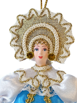 Кукла-подвеска девочка в кружевной душегрее.
