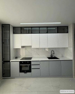 Кухня с витражными полками