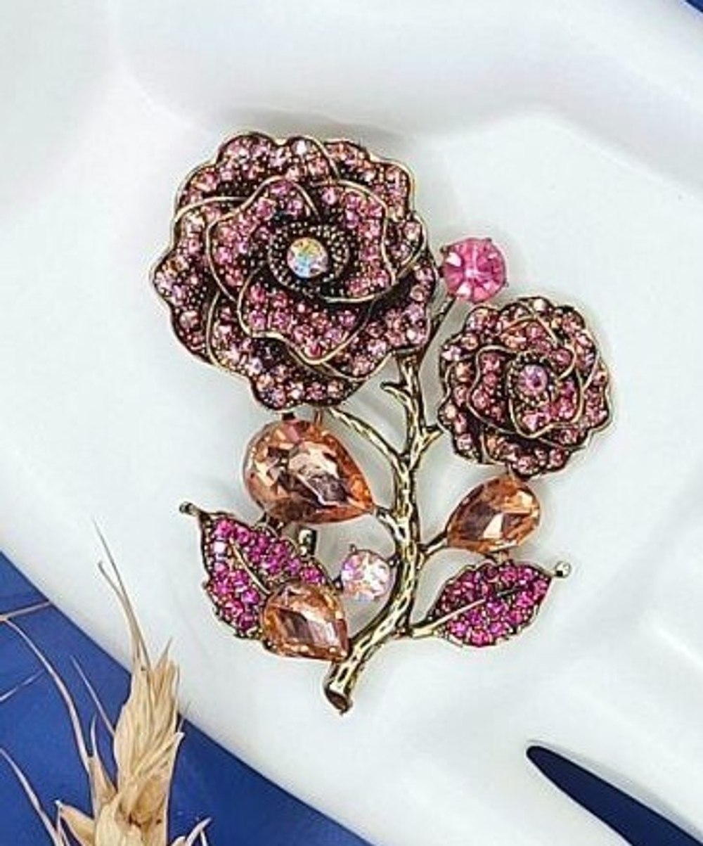 Брошь "Цветочная фантазия" из цинкового сплава и горного хрусталя.