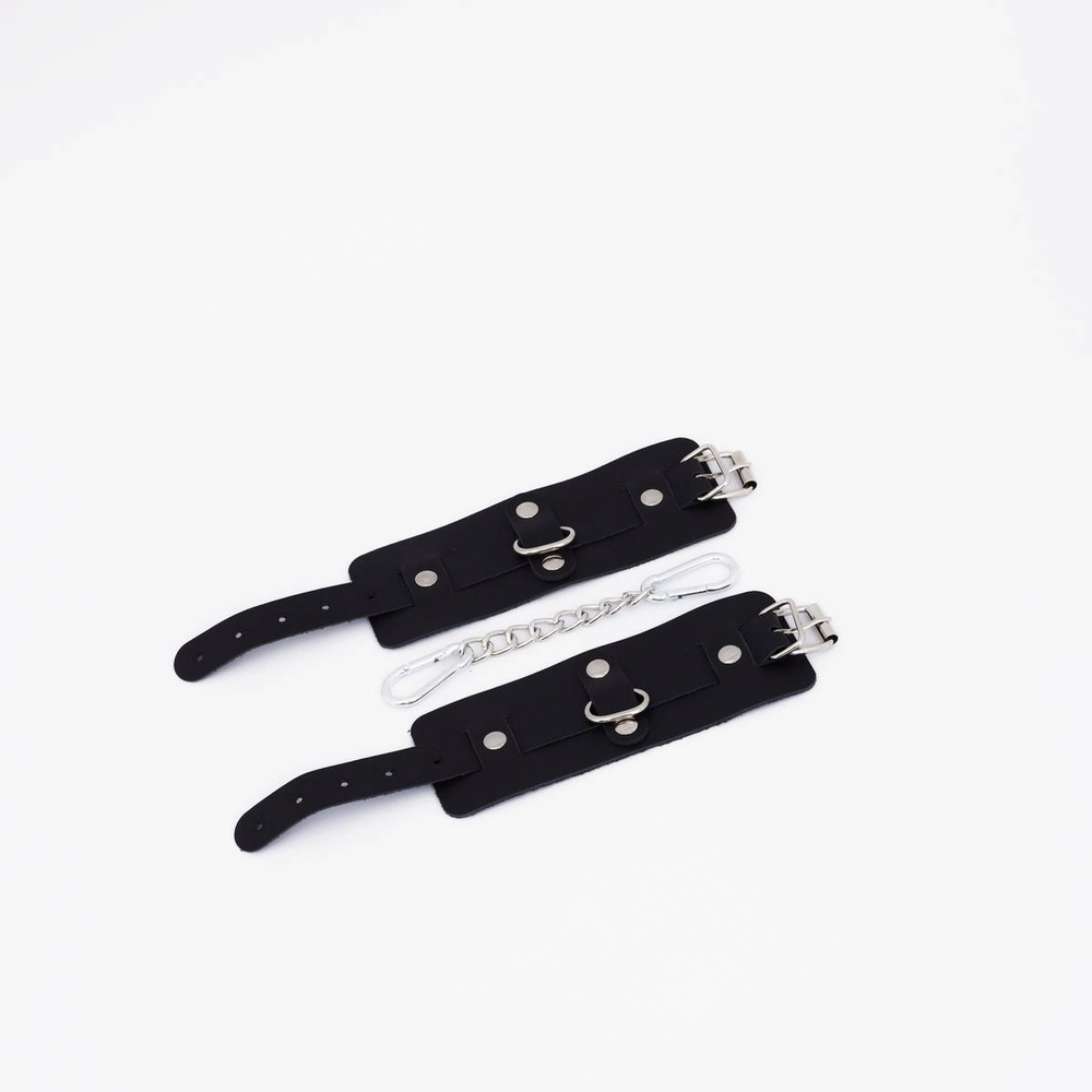 Черные кожаные наручники с хромированной фурнитурой