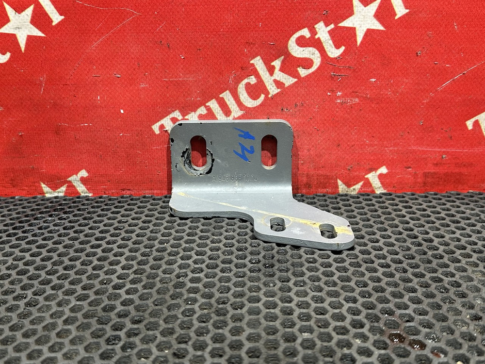 Кронштейн бампера переднего левый