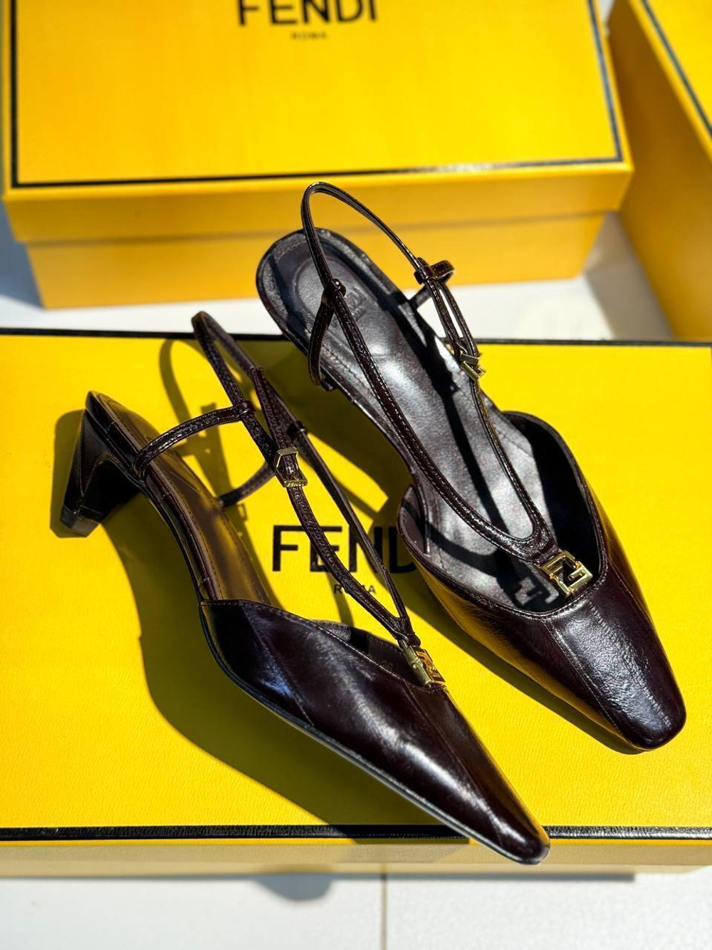 Босоножки Fendi