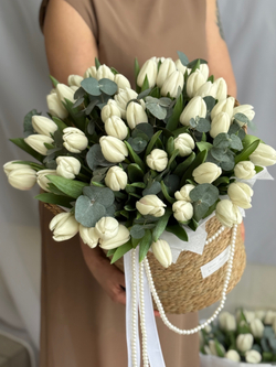 Охапка белых тюльпанов и благородный эвкалипт в стильной корзине от Флора Маркет