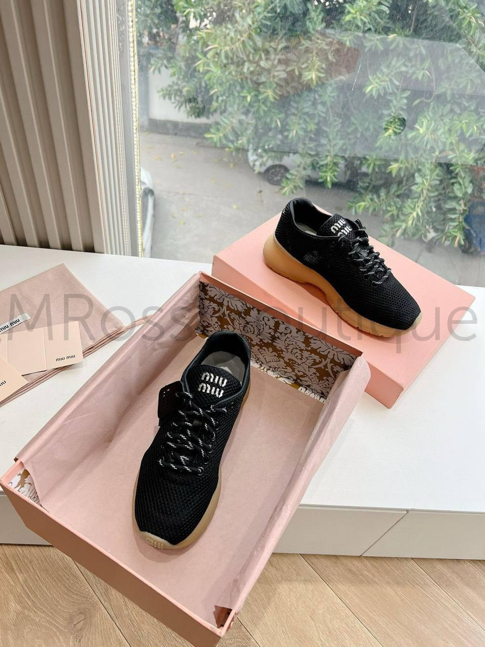 Кроссовки Miu Miu женские черные с черно-белой шнуровкой