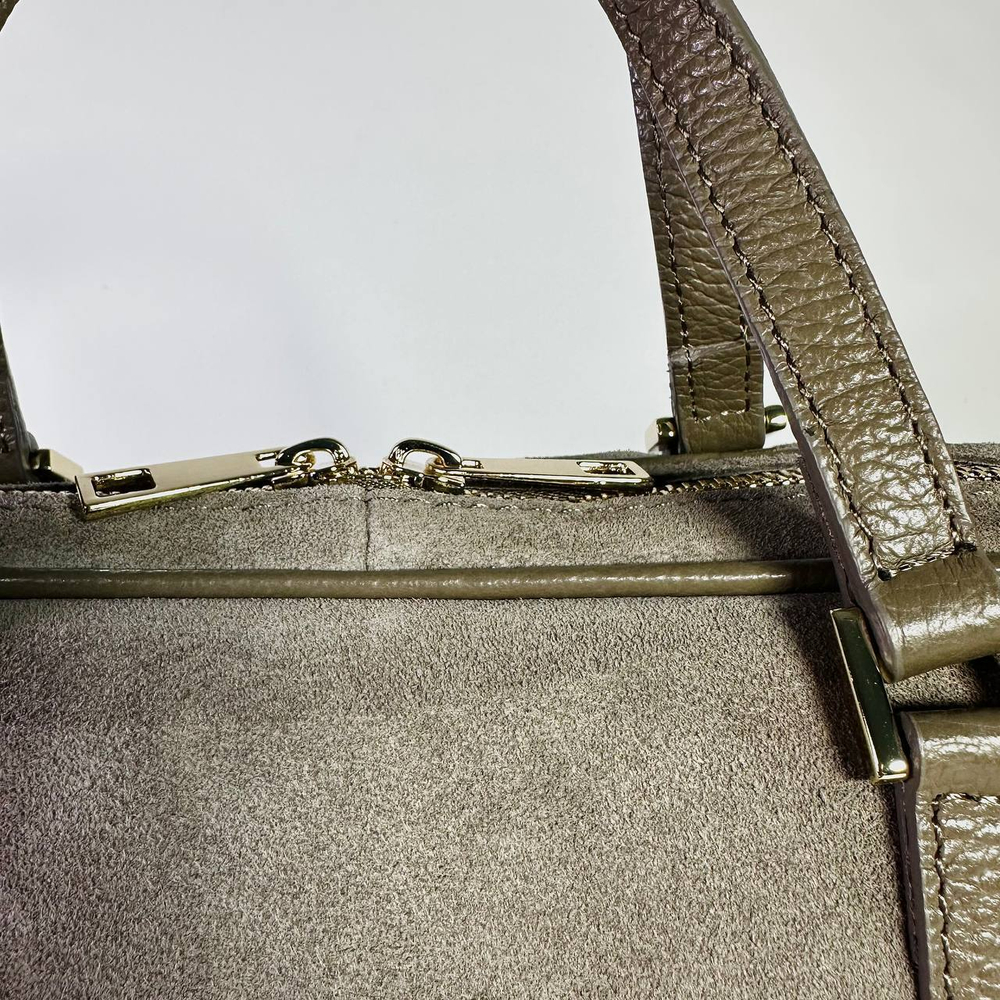 Женская замшевая сумка-бочонок бежевого цвета