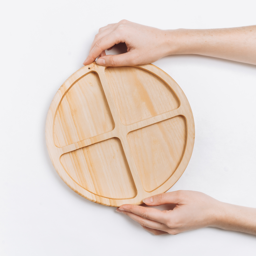 Деревянная тарелка с секциями (менажница) из кедра для подачи блюд и закусок