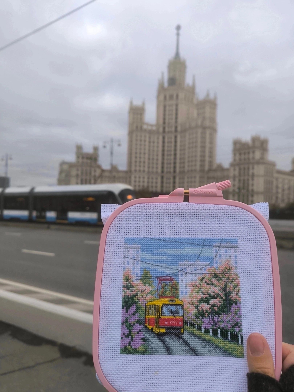Набор для вышивания крестом Искусница "Городской трамвай. Весна"