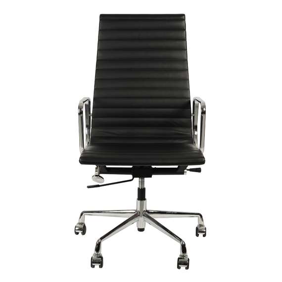 Культовое офисное кресло Eames Ribbed EA 119 из черной кожи с хромированным каркасом | Купить в Hallberg.ru