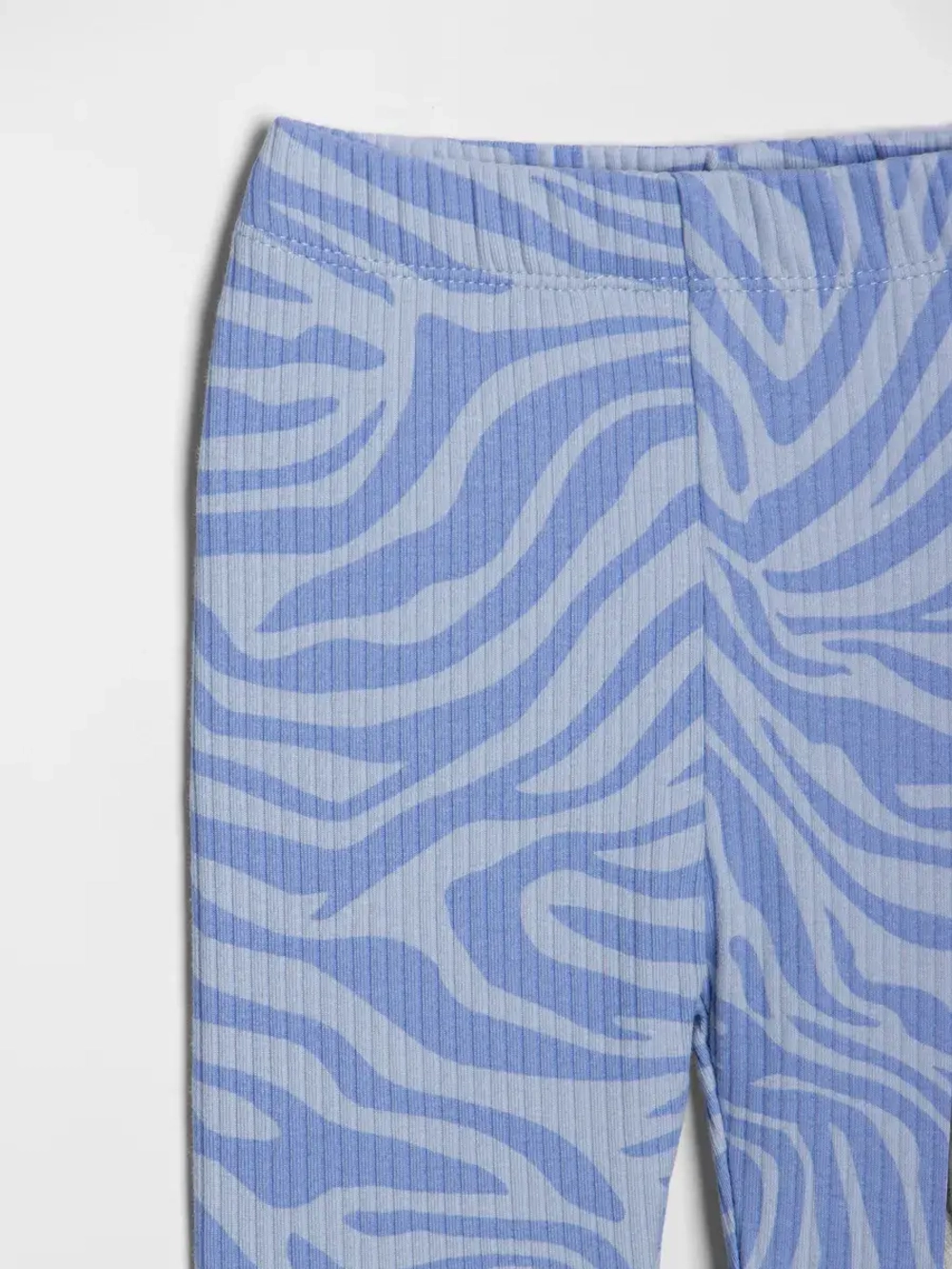 Голубой костюм для девочки на осень