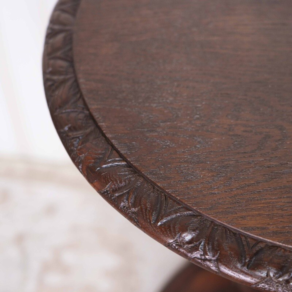 Стол с фигурой