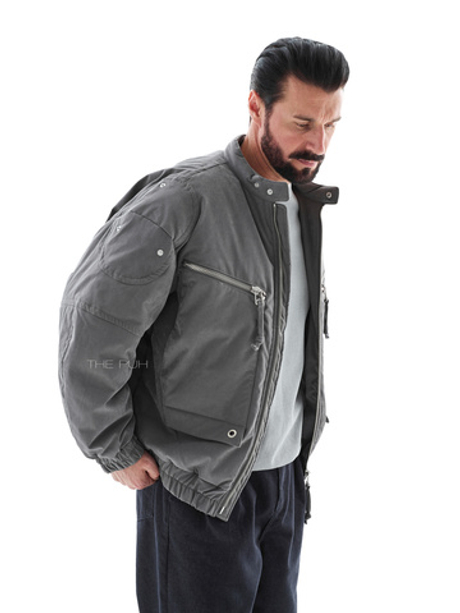 Серый утепленный бомбер с нагрудными карманами