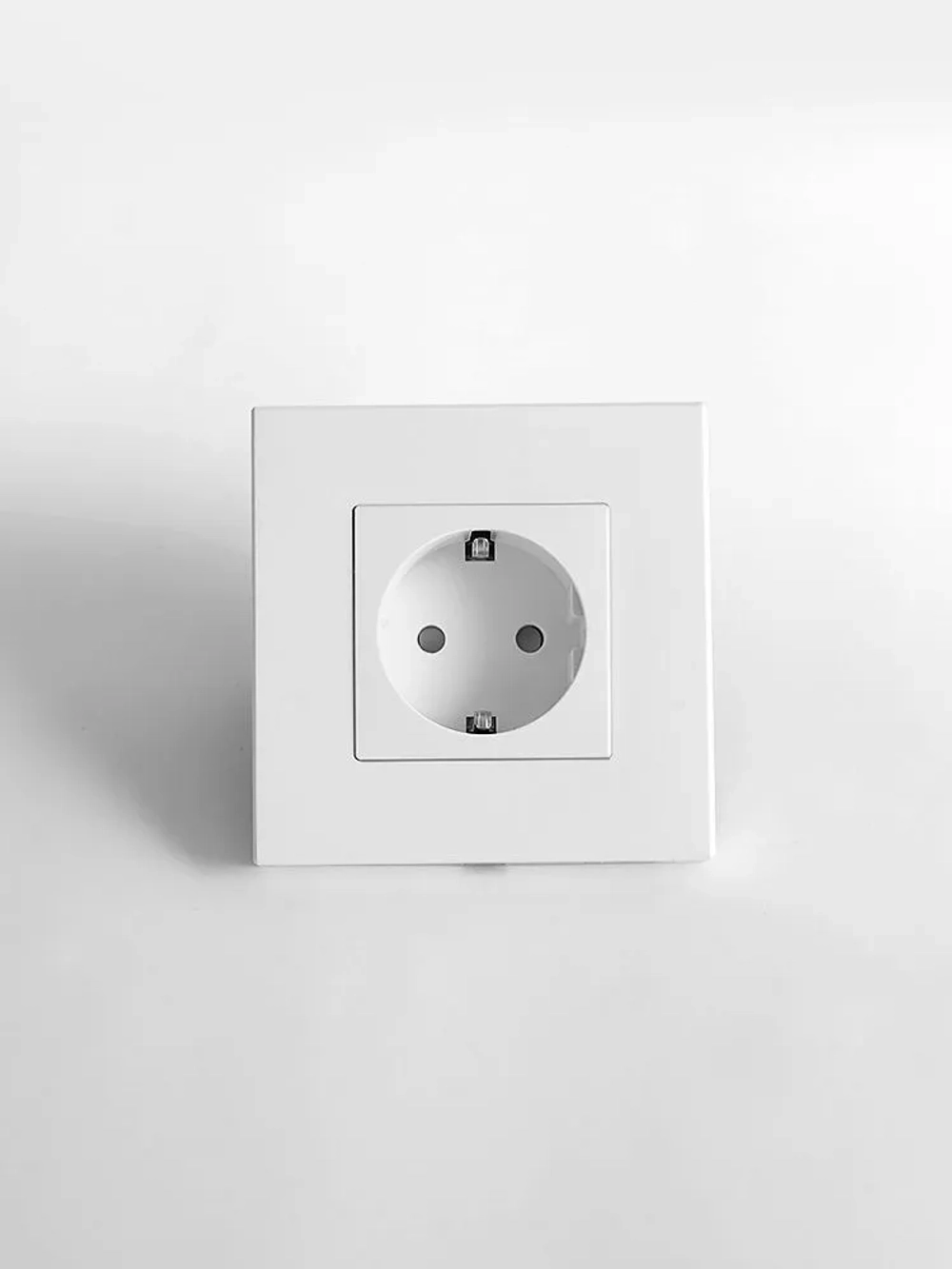Розетка с заземлением одинарная 86х86мм , 16А-250В IP20 скрытой установки,белый.