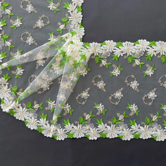 Вышивка на сетке бело-молочная ромашки 23 см