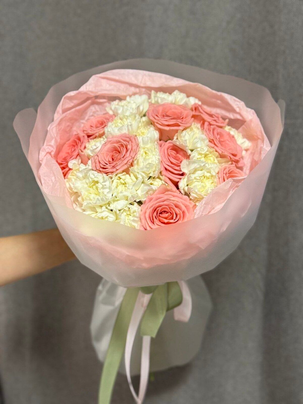 Букет из розовых роз и диантусов