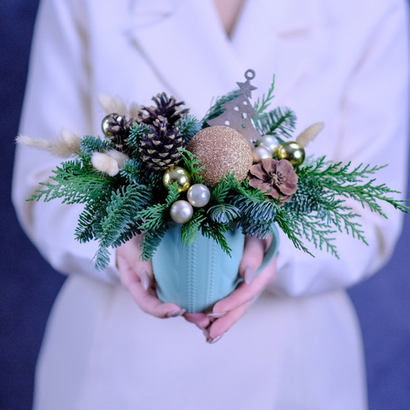 Уютная новогодняя композиция #693 с еловыми ветками в кружке