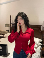 Атласная красная рубашка
