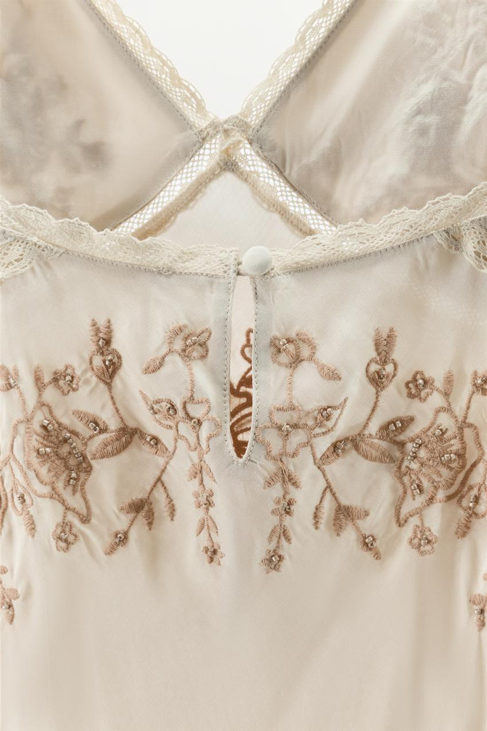 ZARA ДЛИННОЕ ПЛАТЬЕ С ВЫШИВКОЙ И БУСИНАМИ, ЗЕЛЕНОВАТЫЙ