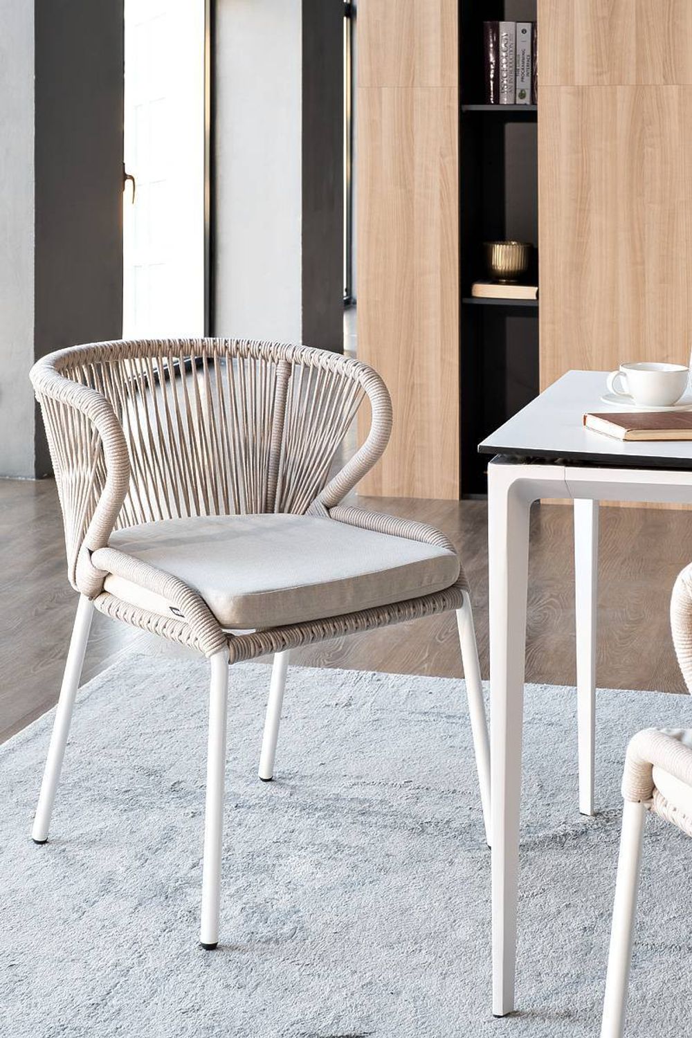 "Малага" обеденная группа на 4 персоны со стульями "Милан", каркас белый, роуп бежевый