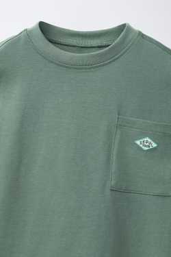 ZARA ФУТБОЛКА С НАШИВКОЙ И КАРМАНОМ, ТЕМНО-ЗЕЛЕНЫЙ