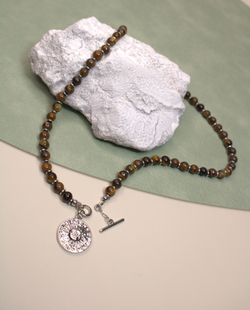 Колье-чокер с тигровым глазом "Солнечный страж"