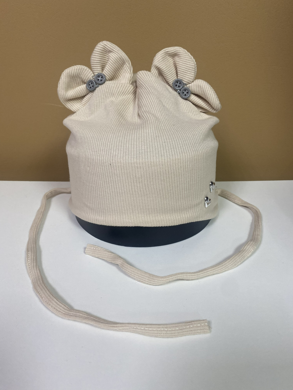 Шапка трикотажная однослойная на девочку на завязках из хлопка на размер 44-48, цвета в ассортименте