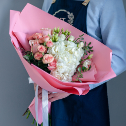 Розовые розы с гортензией