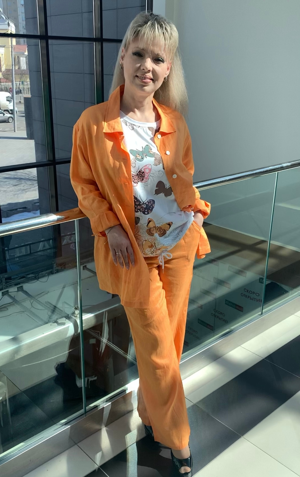 Льняные оранжевые брюки