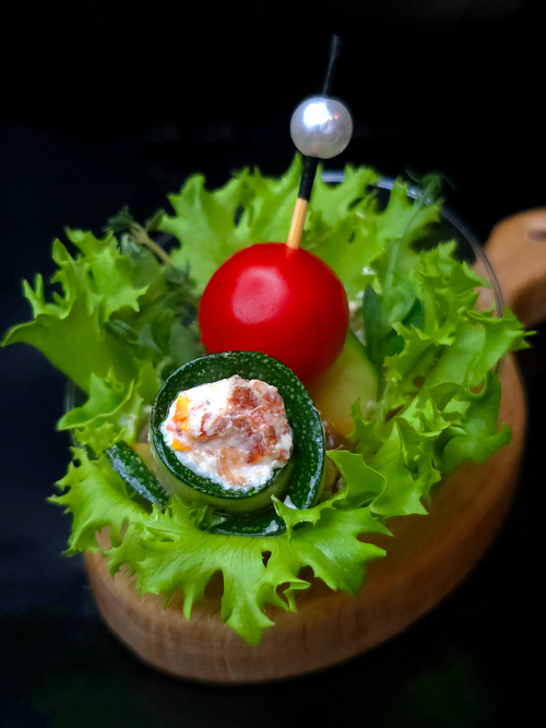 Виток из обжаренного цукини с мягким сыром и вяленными томатами