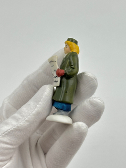 Фигурка Женщина с газетой Department 56