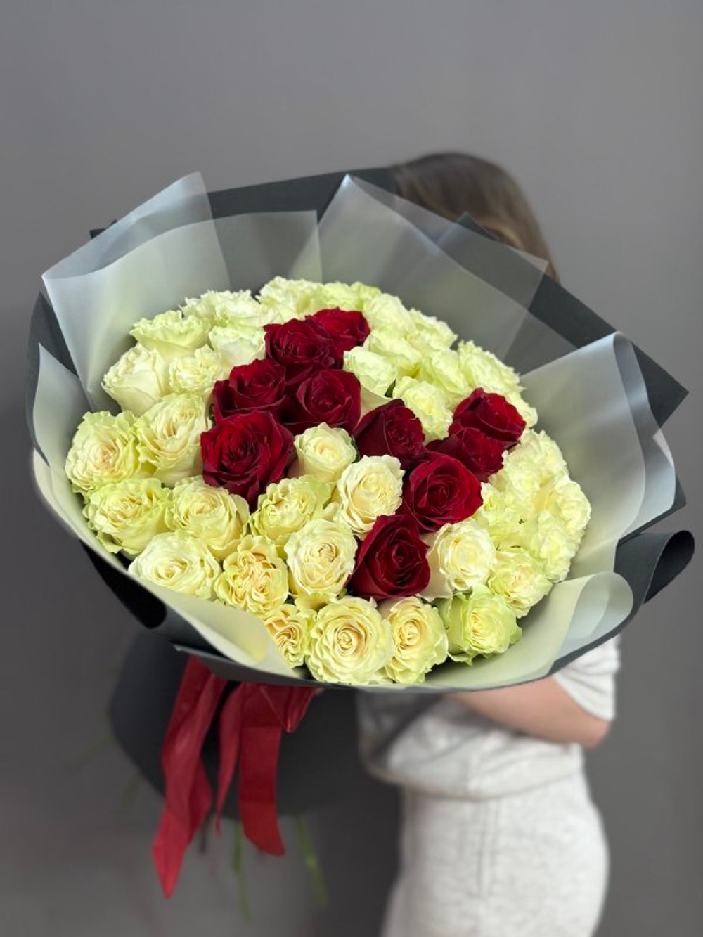 Букет из белых роз с буквой "Н" (Эквадор 60 см)