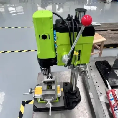 Небольшой бытовой сверлильно-фрезерный станок, 880 Вт/60 мм/2500 об/ мин, 6-ступенчатая регулировка скорости/двигатель с медным сердечником/подъемное устройство