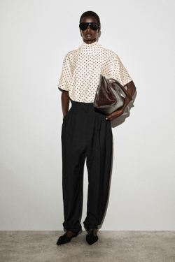 COS Блузка с драпированным шарфом, цвет слоновой кости