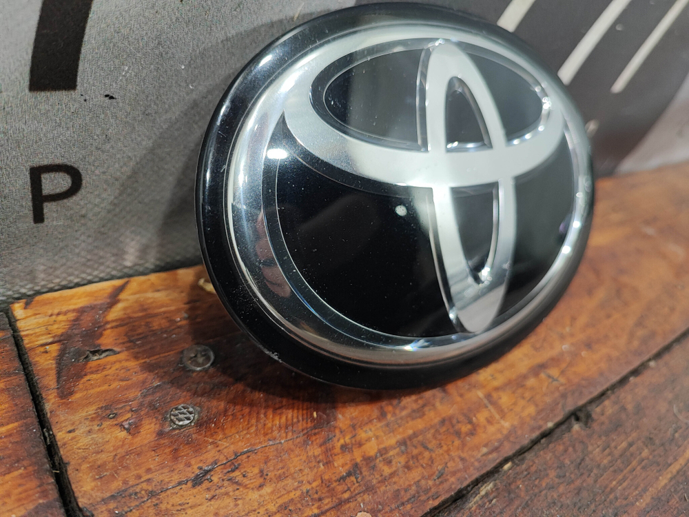 Эмблема решетки радиатора Camry XV70, RAV4 XA50 БУ Оригинал 90975C2023