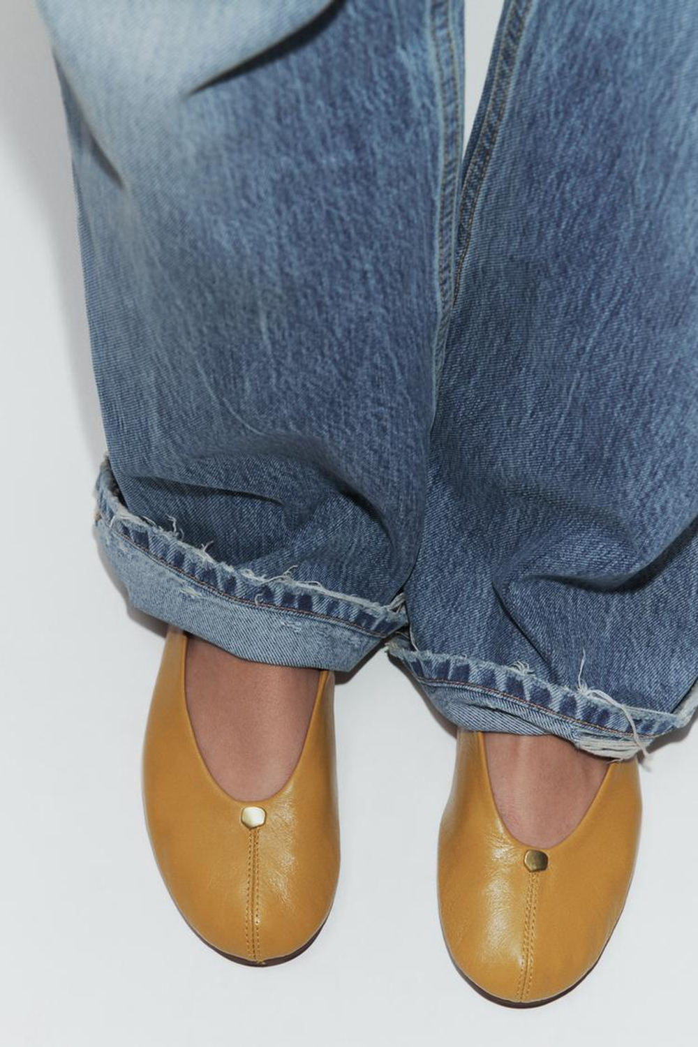 ZARA КОЖАНЫЕ БАЛЕТКИ С МЕТАЛЛИЧЕСКОЙ ДЕТАЛЬЮ, КАРАМЕЛЬНО-КОРИЧНЕВЫЙ