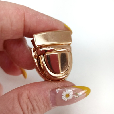 Замок-защелка на зажимах 20*28 Золото