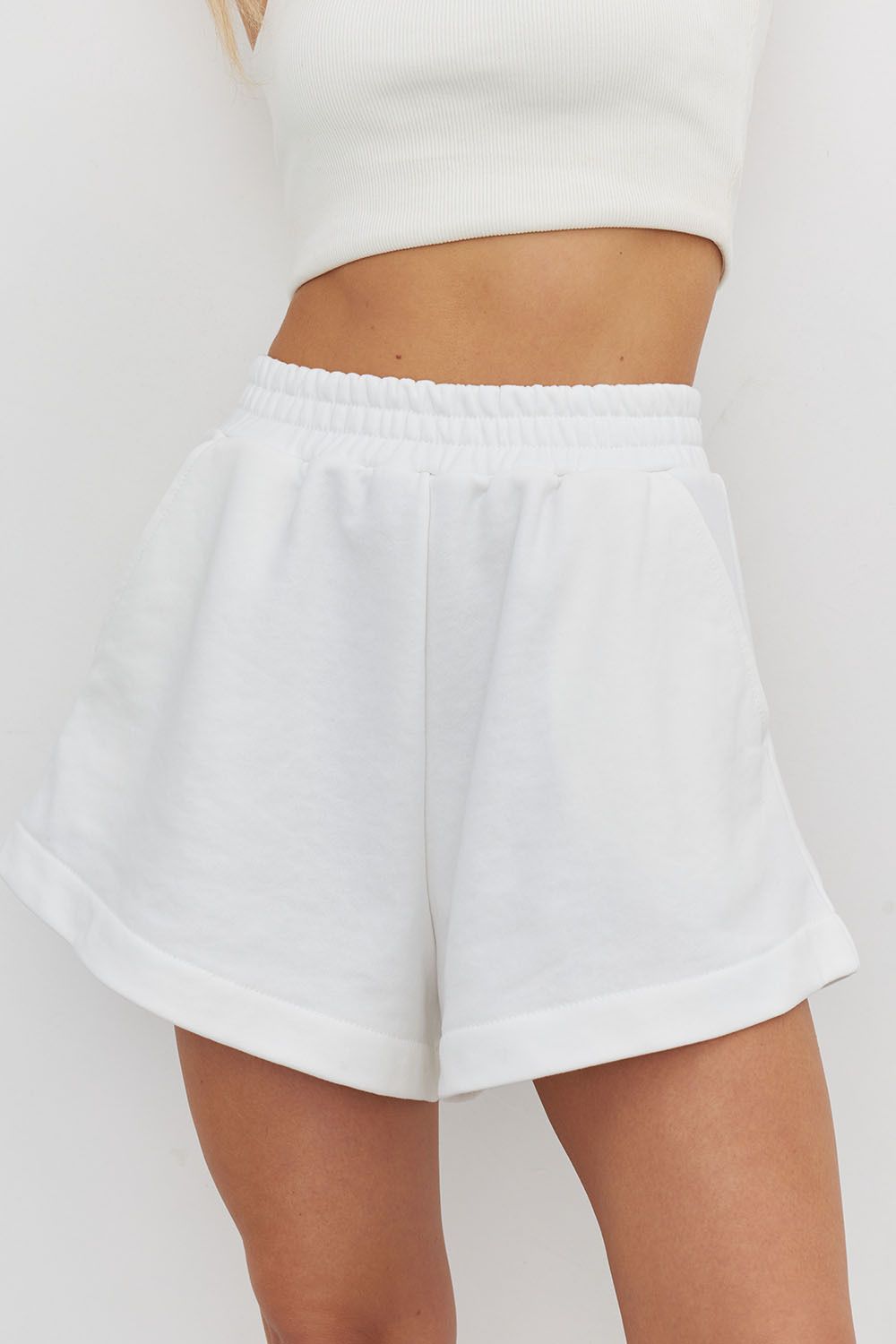 Шорты укороченные кремового цвета