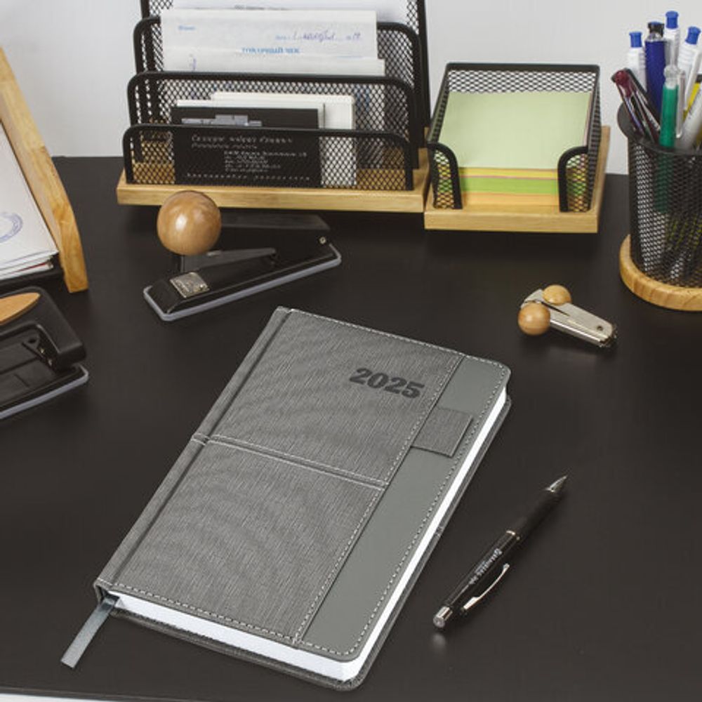 Ежедневник датированный 2025, А5, 138х213 мм, BRAUBERG "Pocket", под кожу карман, держатель для ручки, серый, 115910
