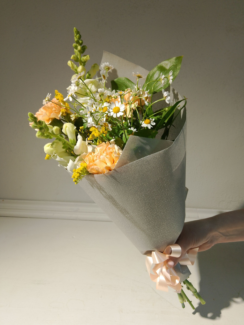 Летний солнечный букет с танацетумом и ароматными пионами Сара Бернард (С0034)